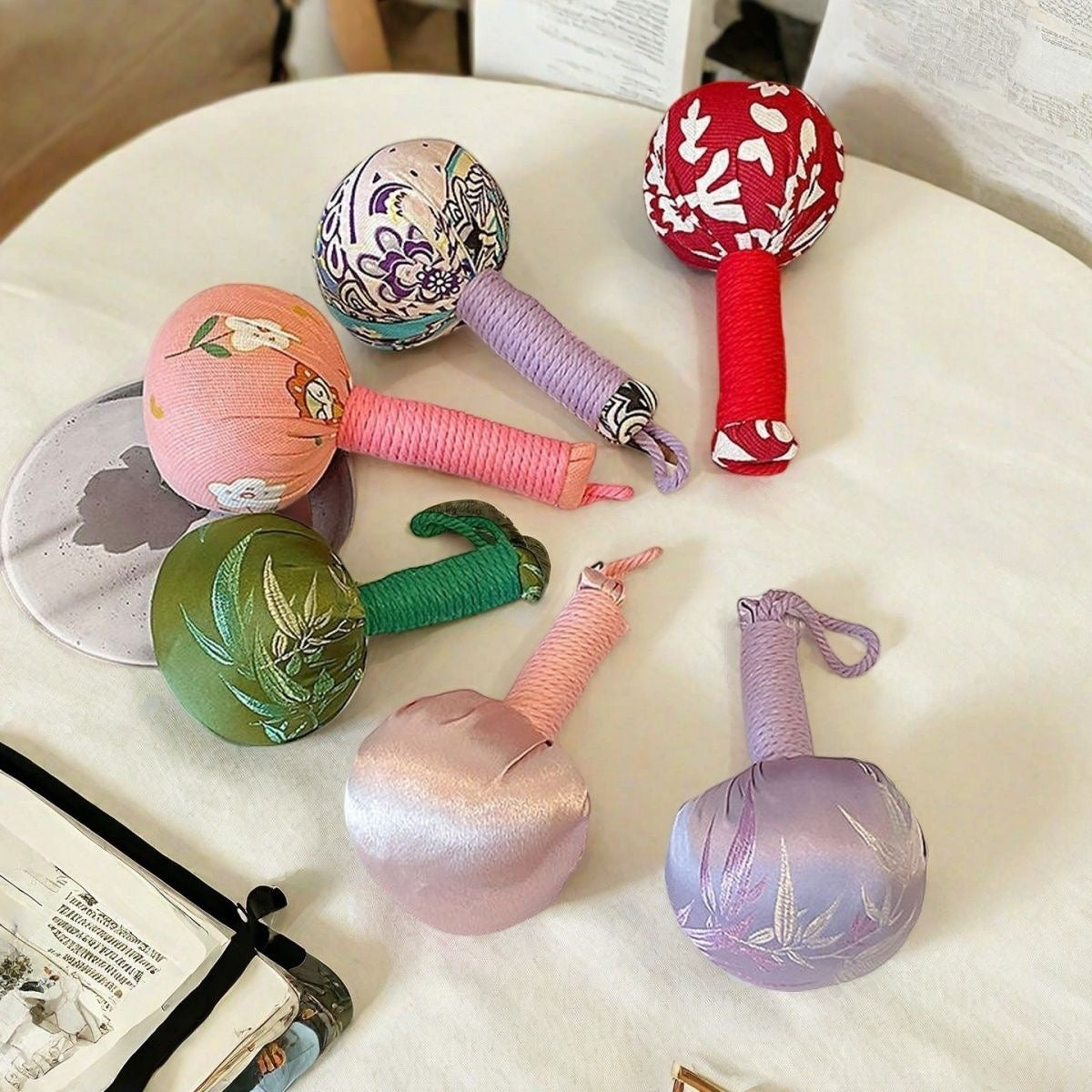 【周りを気にせずリフレッシュ】ミニ よもぎマッサージハンマー キーホルダー｜よもぎ ほのかな香り 肩こり ツボ押し 持ち運び 和装小物 癒しグッズ プチギフト